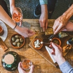 illustration : ...Et si vous lâchiez prise autour d’un verre ?